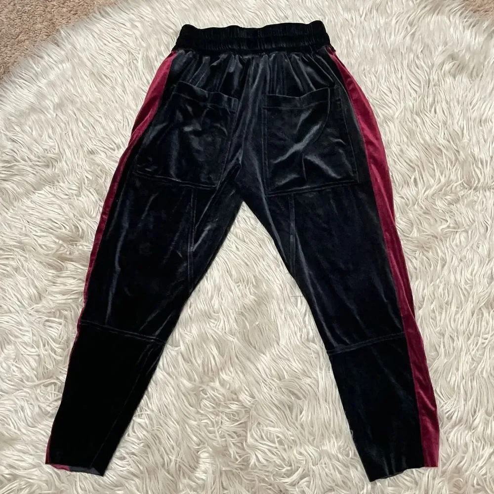Lifted anchors velvet capris XS
